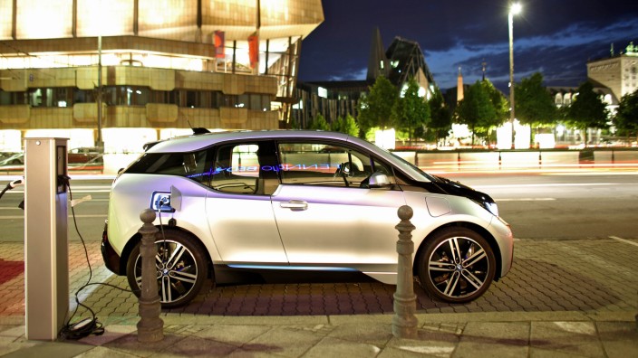E-Auto-Versicherung: Ein elektrisch angetriebener BMW i3 an einer Ladesäule in Leipzig. Im dortigen BMW Werk läuft bis zu diesem Sommer auch die Produktion des Stromers.