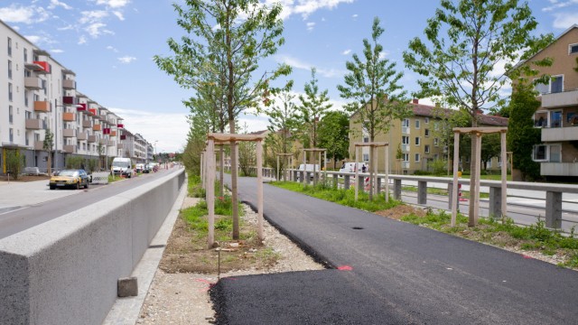 Sendling-Westpark: Viel Grau und Schwarz, nur ein zartes Grün: Die Hochpromenade an der Garmischer Straße führt zu Diskussionen.