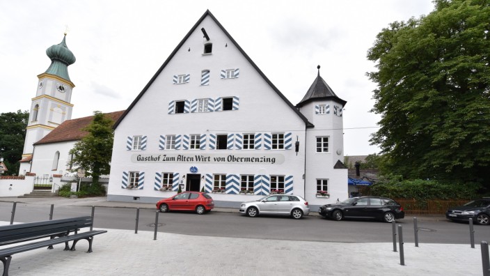 Bayerische Küche: Unmittelbar neben der Kirche St. Georg steht der Alte Wirt.