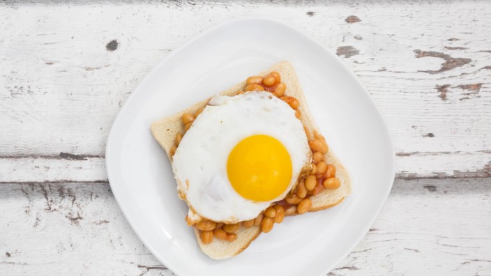 Fried egg and baked beans on toast Fried egg and baked beans on toast LVF06126