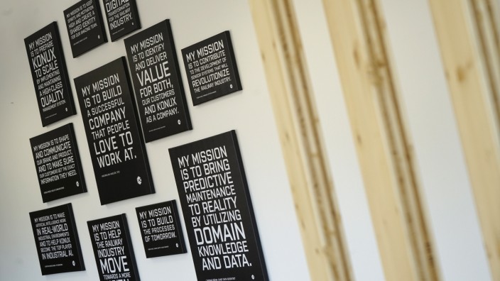 Wie junge Unternehmer die Digitalisierung nutzen: Große Ziele haben alle Gründer. Auf den Postern an der Wand in den Büros des Münchner Start-ups Konux steht schwarz auf weiß, was sich die Mitarbeiter vorgenommen haben.