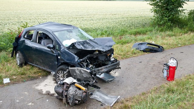 Kirchseeon: Lebensgefährliche Verletzungen zog sich der Fahrer dieses Kleinwagens zu.