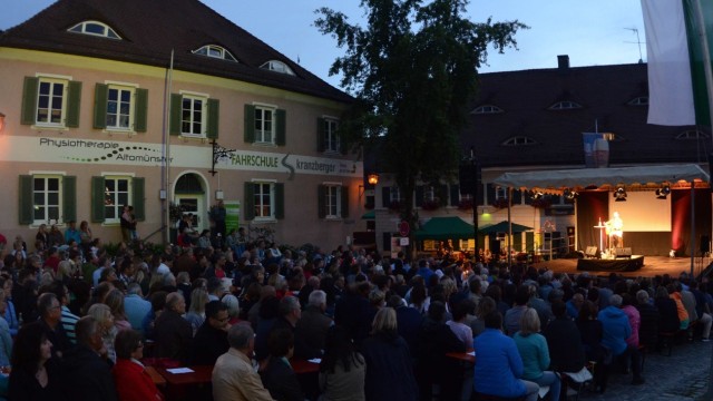 Benefiz-Konzert in Altomünster: Der Marktplatz in Altomünster ist proppenvoll, als Martina Schwarzmann auftritt.