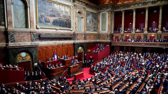 Frankreich: Frankreichs Präsident Macron spricht im Palast von Versailles