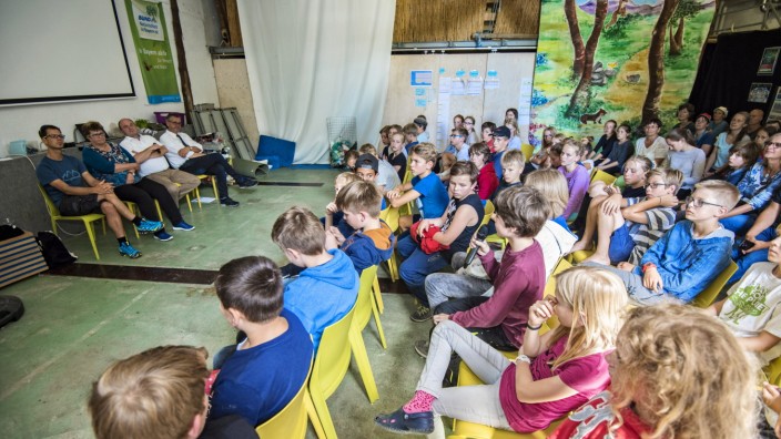 Umweltschutz: Hören gespannt zu: Die Kinder im Naturschutzzentrum Wartaweil beim Klima-Camp.