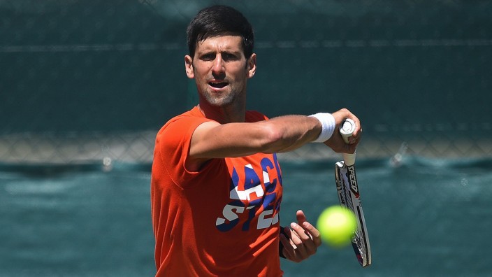 Novak Djokovic: Novak Djokovic beim Training in Wimbledon. Der Serbe ist gerade dabei, sämtliche Weisheiten seines Sports zu ignorieren.