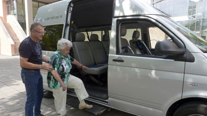 Unterhaching: Einen sozialen Fahrdienst für Senioren gibt es bereits in Untehaching. Insgesamt aber muss die Infrastruktur für Ältere ausgebaut werden.