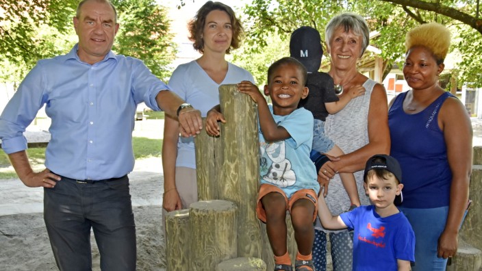 Flüchtlingsschicksal: Bürgermeister Joseph Schäffler und Asylhelferinnen Martina Leist und Ingrid Hoiß (von links) kämpfen dafür, dass Juliet Ehiorobo (rechts) mit ihrer Familie in Moorenweis bleiben kann.