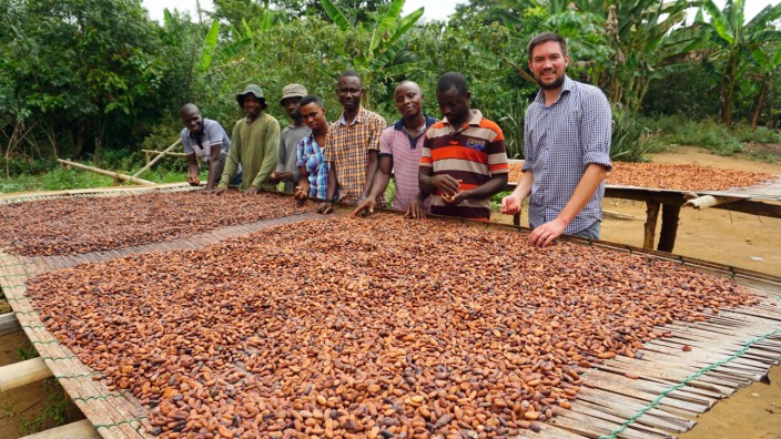 Kakao-Start-up: Fairafric-Bauern mit Gründer Hendrik Reimers.