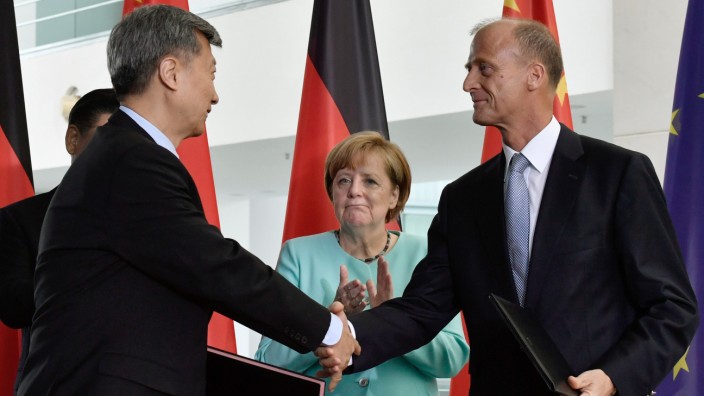 Airbus: Sun Bo von der China Aviation Supplies Holding Company (li.), Kanzlerin Merkel und Airbus-Chef Tom Enders besiegeln den Großauftrag.