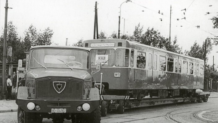 Nahverkehr: Der erste Zug wurde per LKW antransportiert.