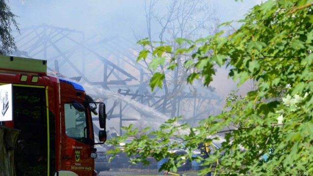 21 Feuerwehren im Einsatz: Das Hauptgebäude auf dem Grundstück mit Gewerbehallen brannte völlig nieder. In der Halle war ein Kfz-Betrieb untergebracht.