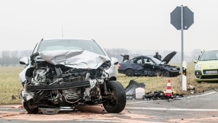 Alkersleben 12 02 2017 Verkehrsunfall mit 2 PKW BMW und Peugeot auf der Strecke Elxleben IK