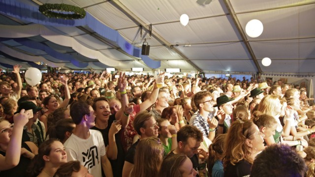 LaBrassBanda beim Loisachgaufest: Dicht an dicht standen, hüpften und tanzten die Fans.