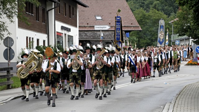 LaBrassBanda beim Loisachgaufest: Am Sonntag zogen die Burschenvereine durch Egling.