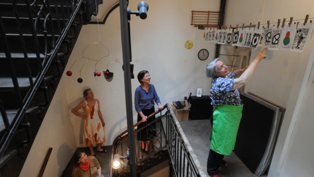 Maxvorstadt/ Schwabing: Galerie im Treppenhaus: Karin Traxler (rechts) und treppabwärts Regine Schafarschik, Hilla Rost sowie Bettina von Reiswitz präsentieren sich.
