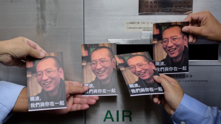 China: Solidarische Grüße: Unterstützer tragen Postkarten, die an Liu Xiabo adressiert sind, zum Hauptpostamt in Hongkong.
