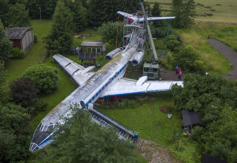 Sowjetischer Flieger kommt vom Garten ins Museum