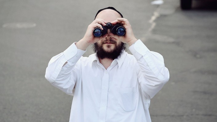 Weiße Schnur in New York: Rabbi Moshe Tauber kontrolliert die Schnur seit 19 Jahren. Er hat einen so routinierten Blick auf die feine weiße Linie, dass er das Fernglas nur selten braucht.