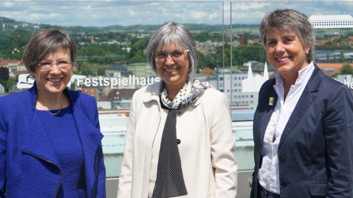 Regierungspräsidentin Heidrun Piwernetz, Regionalbischöfin Dorothea Greiner und Oberbürgermeisterin Brigitte Merk-Erbe von Bayreuth