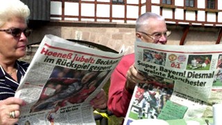 Mann beim Zeitung lesen