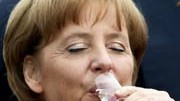Lebensart: Schnaps: Auch Kanzlerin Angela Merkel mag es hochprozentig. Über den Schnaps gibt es mehr Vorurteile als gesichertes Wissen.