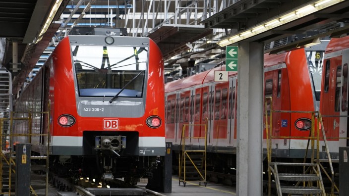 S-Bahn: In der Abstellanlage der S-Bahn München werden die Züge gewartet, repariert - und von Zeit zu Zeit einer Schönheitskur unterzogen.