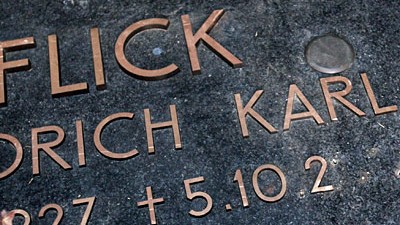 Suche nach der Flick-Leiche: Skurrile Suche nach der Leiche: der Grabstein des verstorbenen Milliardär Friedrich Karl Flick.