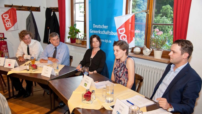Grafing: Vier Politiker, zwei Tische: Lukas Schmid, Ewald Schurer, die Moderatorin Birgit Frank, Anna-Maria Lanzinger und Andreas Lenz (von links).