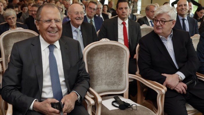 Russland und Europa: Ziemlich weit vorne: Sergej Lawrow in Berlin neben dem früheren deutschen Außenminister Joschka Fischer.