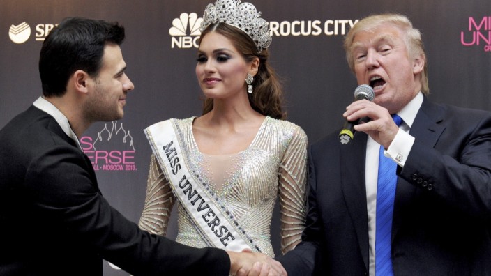 Russland-Affäre: Ein Moskauer Abend mit Folgen: Neben der frisch gekürten Miss Universe 2013, Gabriela Isler aus Venezuela (Mitte), schüttelt der Sänger Emin Agalarow (links) die Hand von Donald Trump.
