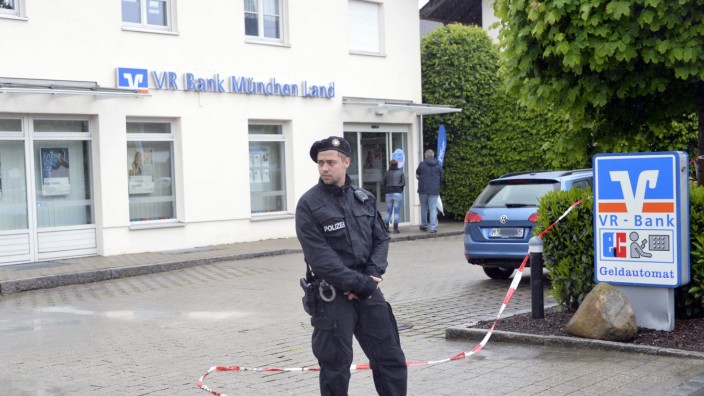 Taufkirchen: Am 24. Mai 2016 überfiel ein Maskierter die VR-Bank in Taufkirchen. Alarmierte Polizisten nahmen ihn fest.