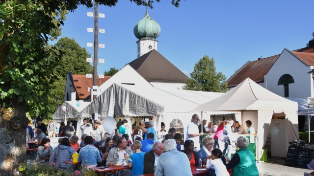 Gröbenzell: Bierzeltatmosphäre im Herzen von Gröbenzell: Beim Bürgerfest bleibt man gerne auf einen Ratsch sitzen.