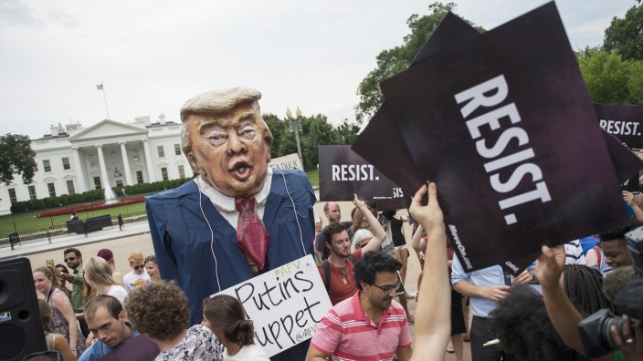 USA und Russland: Publicity, die sich kein Präsident wünscht: Vor dem Weißen Haus fordern Demonstranten Auskunft über Trumps Russlands-Connection.