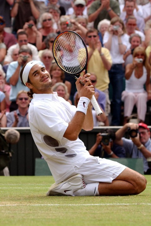 Roger Federer Schweiz fällt nach seinem verwandelten Matchball überwältigt auf die Knie