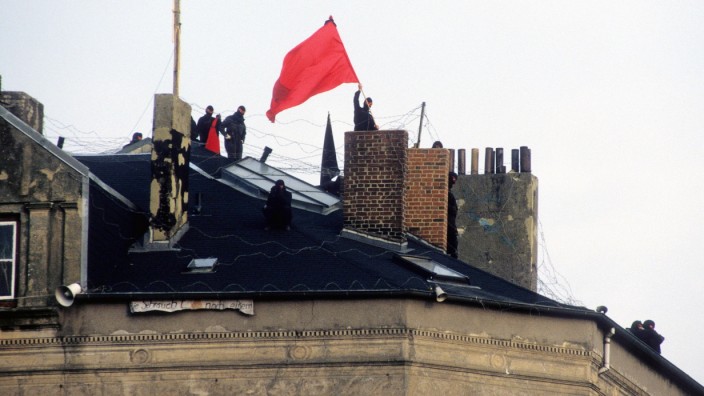 Linke Szene: Hausbesetzer auf einem Dach in der Hafenstraße in Hamburg im Jahr 1987