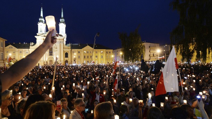 Justizreform: Tausende Demonstranten protestierten am Sonntag in Warschau vor dem Obersten Gericht gegen die von der Regierung geplanten Reformen.