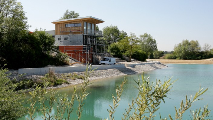 Nutzungspläne für den Hollerner See: Links neben der Wasserwachstation soll einmal das Seerestaurant entstehen, das auch den Campingplatz versorgen könnte, wenn er denn käme.