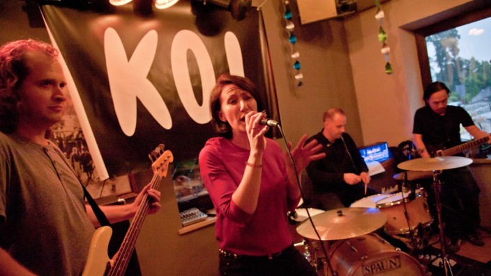 Poing: Klare Stimme, harter Rock: Die Band "Koi" trifft im Poinger Herzschlog auf viele singfreudige Fans.