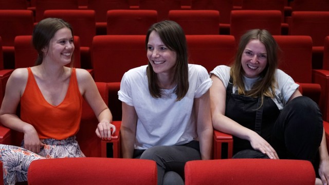 Filmemacherin: Getroffen hat Helena Hufnagel (Mitte) die Kollegin, Sina Flammang (links) bei einem Studentenjob, Zuschauerbefragung bei der ARD. Und da stellte sich die Frage: War das schon alles? Nein, zusammen mit Madeleine Fricke (rechts) haben die drei nun einen veritablen Kinofilm gedreht.