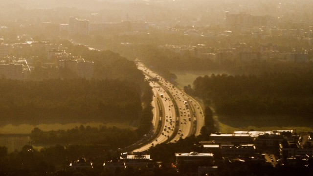 Autobahndreieck A96 bei Pasing Stau stadteinwärts morgens zwischen 7 30 und 8 Uhr mit dem Helico