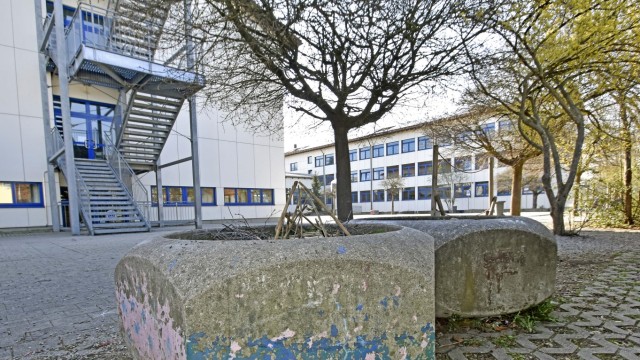 Fürstenfeldbruck: Der bislang öde Pausenhof der Martinschule in Olching.