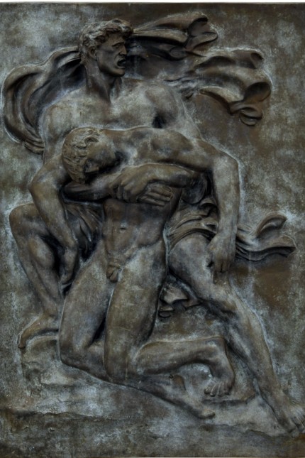 Ausstellung in Regensburg: Die Kameraden: Bronzerelief von Arno Breker, 1940, VG Bild-Kunst, Bonn 2017.