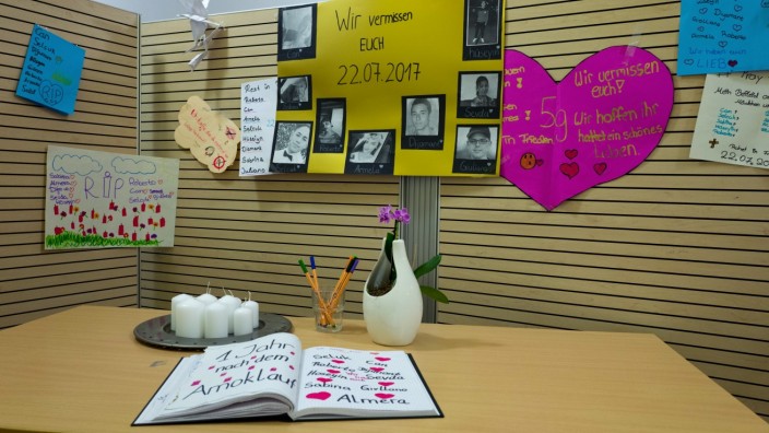 Jahrestag: "Wir vermissen euch": Die Schüler der Mittelschule Moosach erinnern an die Opfer des Amoklaufs von vor einem Jahr.