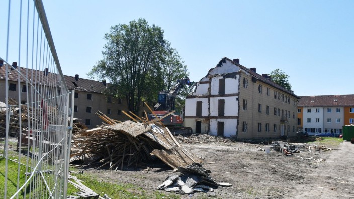 Immobilienmarkt: Der Abriss des alten Wohnblocks an der Wilhelmstraße ist in vollem Gang. Bis Ende 2019 soll an derselben Stelle eine neue Wohnanlage fertig sein.
