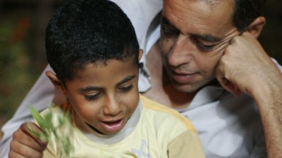 Dokumentarfilm: Fast wie sein eigener Sohn: Ismael Khatib mit Mohammed.
