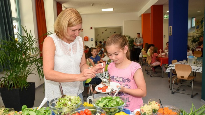 Mensa in der Tölzer Jahnschule: Frischer Salat und frisches Gemüse schmecken jetzt so richtig: Nach einem Coaching stimmt auch das Ambiente der Mensa an der Jahnschule.