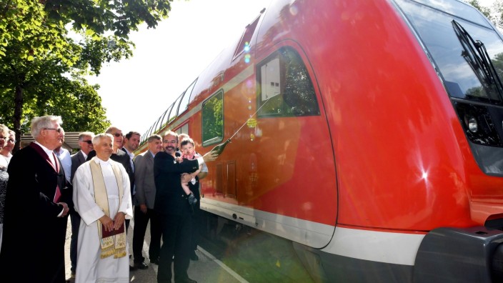 Dank für gute Zusammenarbeit: Nicht nur halt auf der Strecke, die die Südostbayernbahn zurücklegt, sondern auch Namensgeber: der Ort Dorfen.