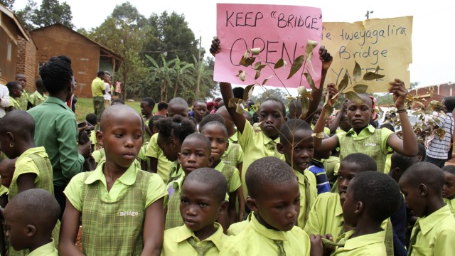 Report: Schüler in Uganda protestieren gegen eine vorübergehende Schließung ihrer Bridge Academy durch ein Gericht.