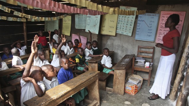 Report: Ein Klassenzimmer der Kibuye Junior Primary School im Katwe Slum von Kampala. In den staatlichen Schulen von Uganda wie dieser fallen 56 Prozent des an sich vorgesehenen Unterrichts aus.